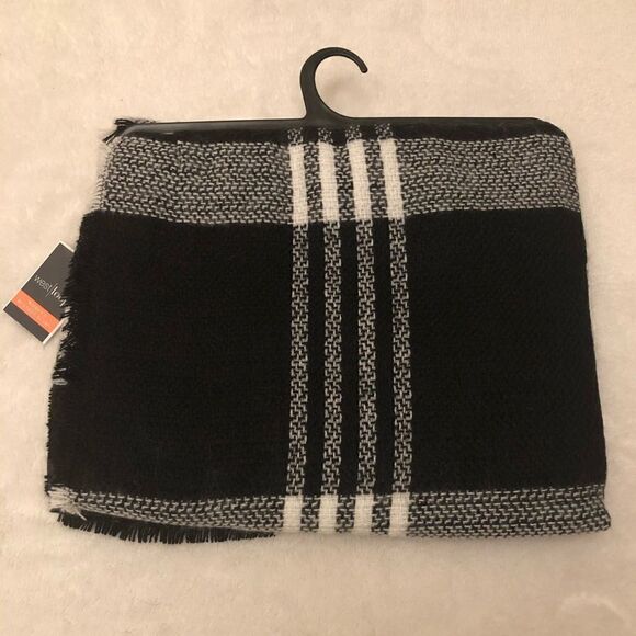 West Loop Women’s Striped Blanket Scarf - Picture 2 of 5